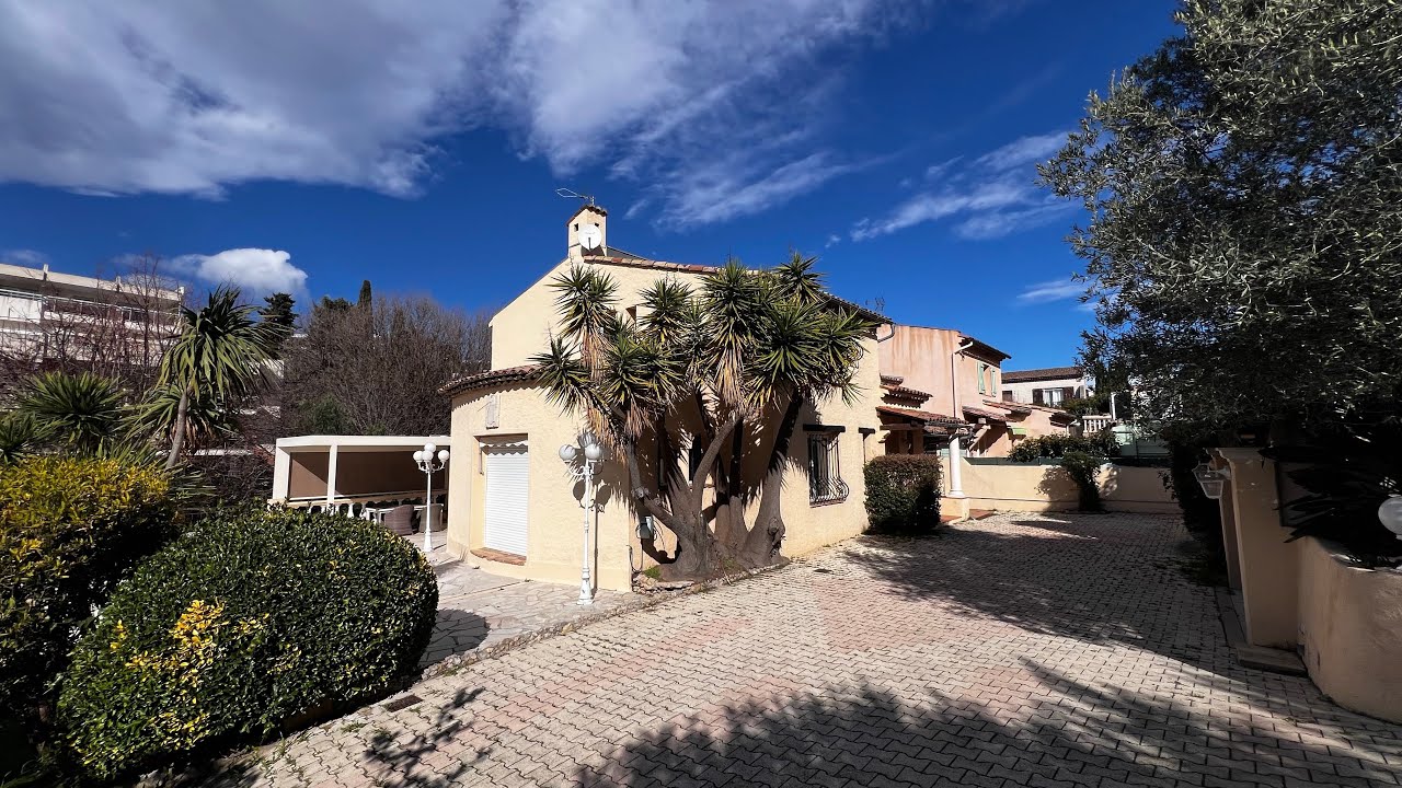ANTIBES QUARTIER PEYREGOUE - PARC DES OLIVIERS. VILLA 6 PIÈCES AVEC PISCINE, T2 INDÉPENDANT, PKINGS.