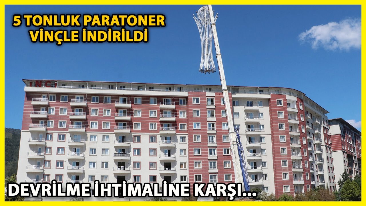 Depremde Az Hasar Alan Sitenin Tepesindeki 5 Tonluk Demir Paratoner, Vinçle Söküldü