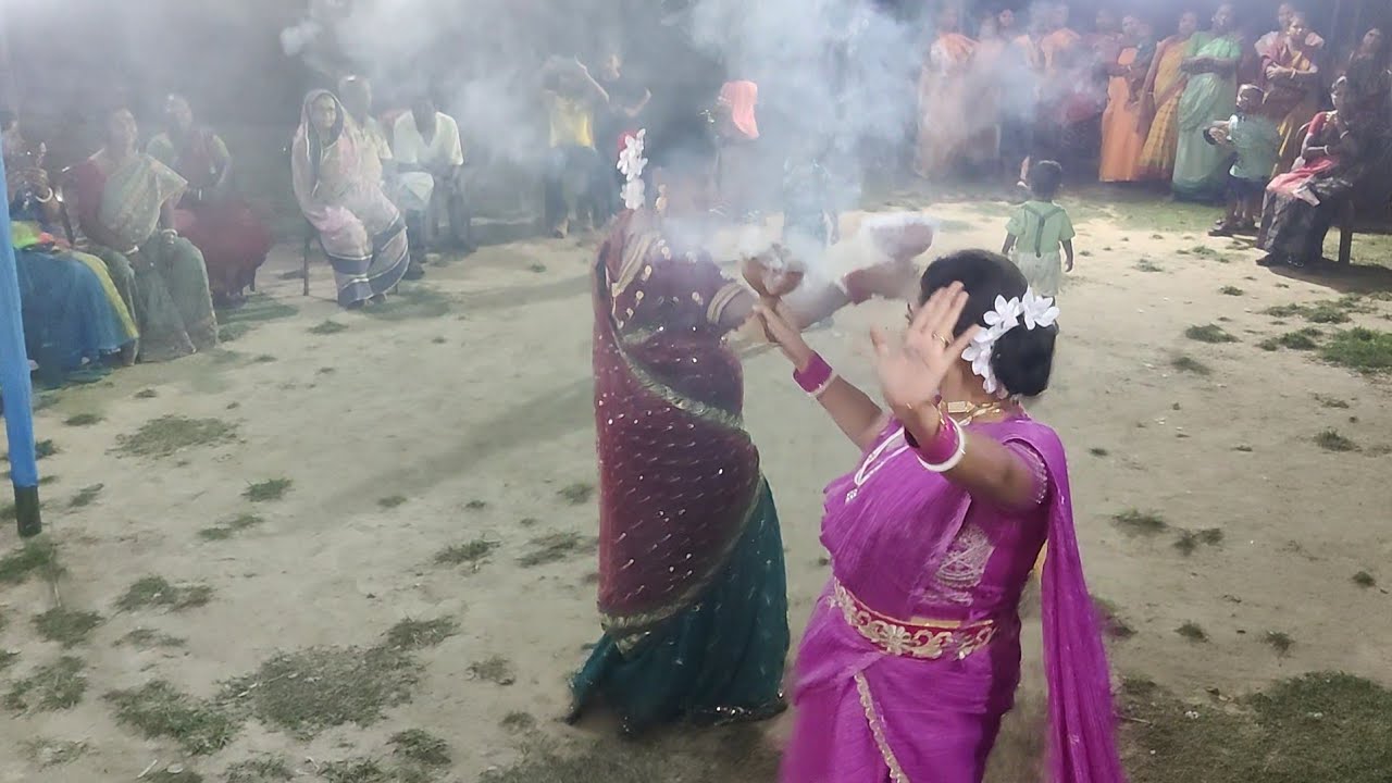 দুর্গাপূজায় অসাধারণ একটি ধুনুচি নাচ