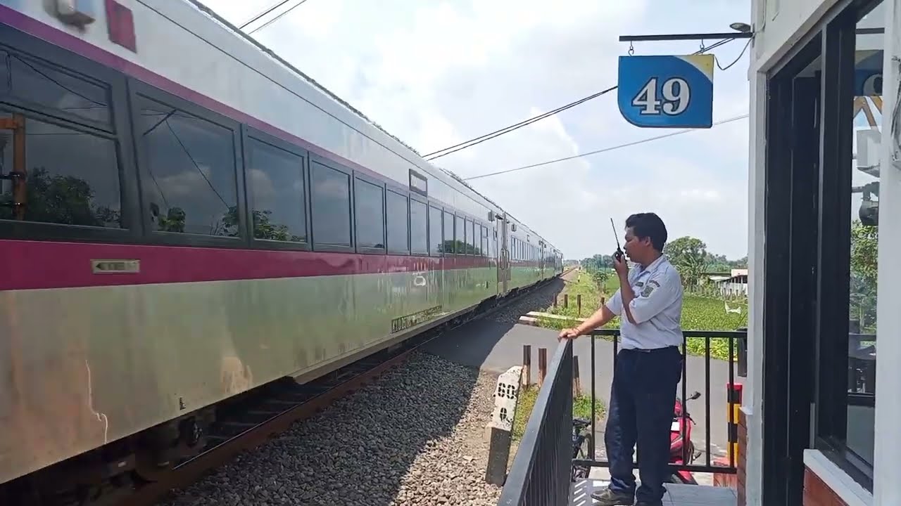 Gak Nyangka! Pagi Ramadhan Ketujuh Belas Banyak Kereta Lewat Di Jalur Selatan 
