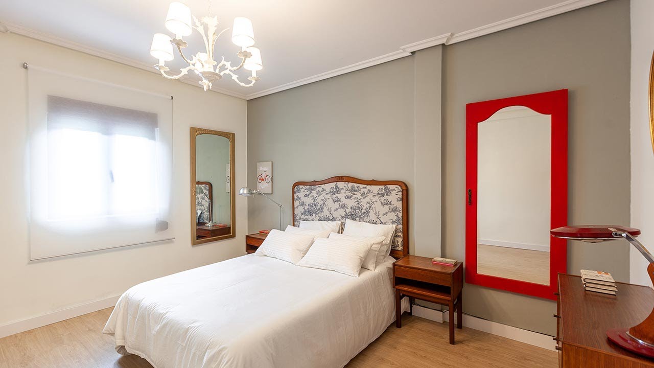 Decoramos un dormitorio ELEGANTE y SENCILLO con espejos - Programa completo - Decogarden