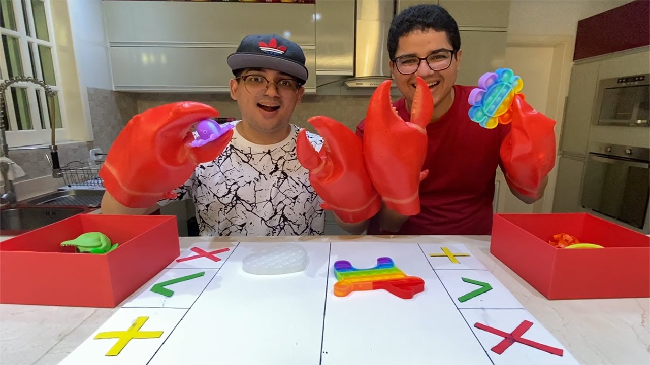 TROCANDO FIDGET TOYS COM GARRAS DE LAGOSTA!!! - Família Velhote