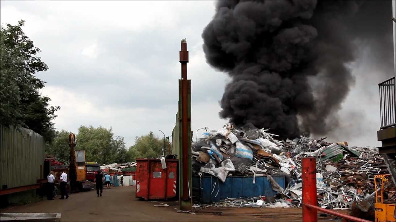 Brand bij afvalverwerkingsbedrijf langs N201 in Amstelhoek