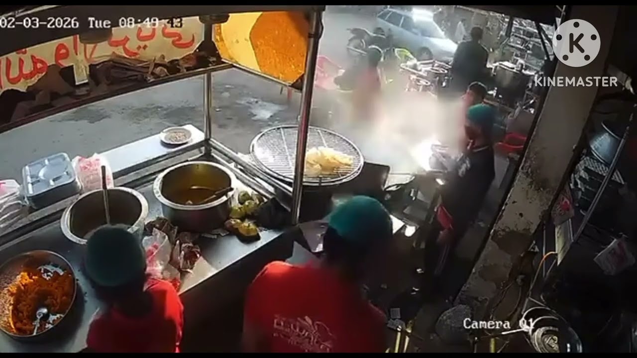 Karachi accident Car hits halwa puri stall in khudadad colony 