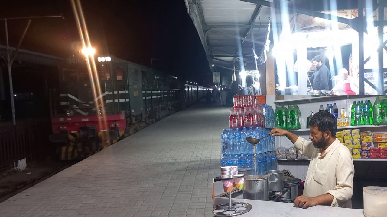 Big American Locomotive leading Rehman baba express arriving Multan cantt railway station #train #yt