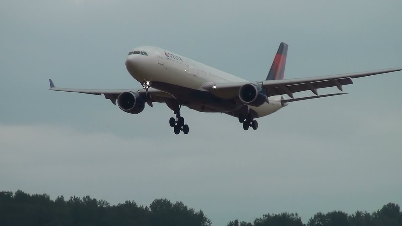 Delta Air Lines N810NW A330-300 Landing Portland Airport (PDX)