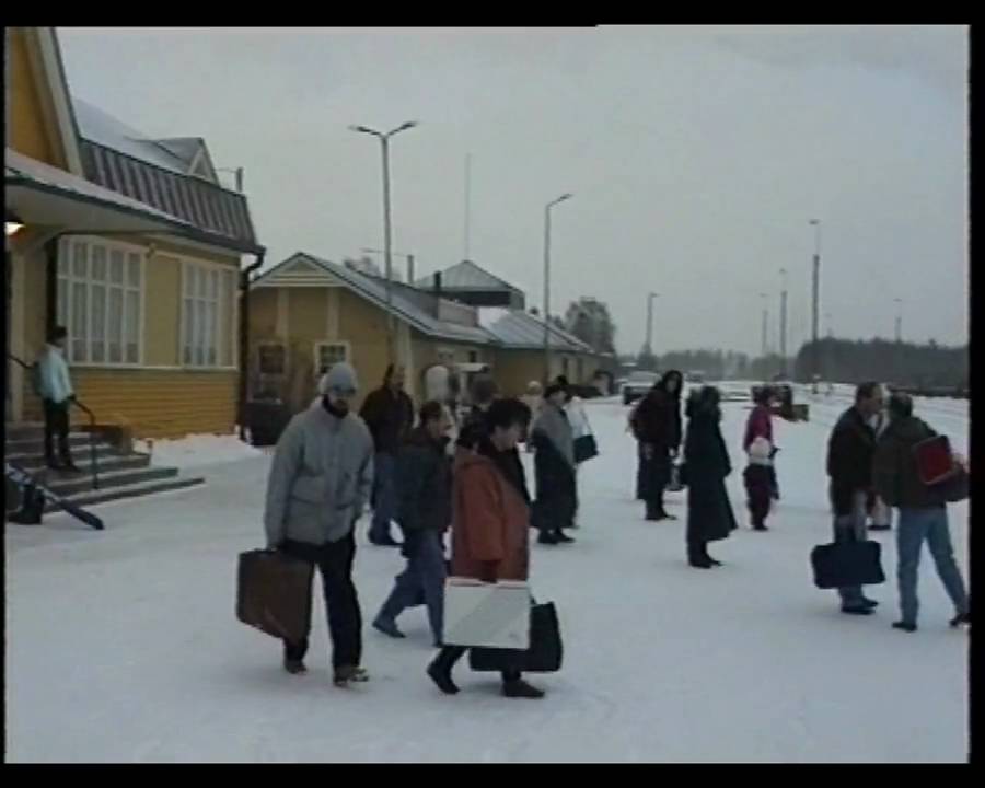 Juna saapuu Lieksan asemalle (talvi 1993)