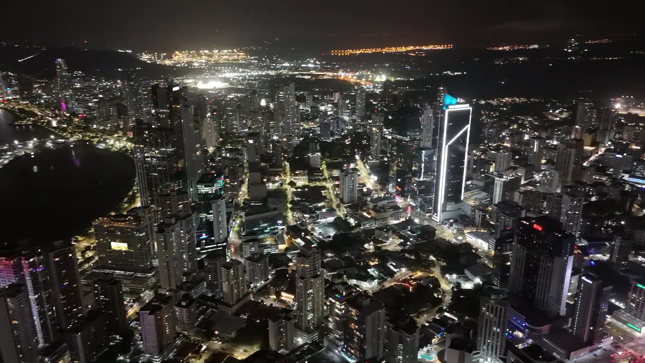Skyline nocturno de Panamá desde el aire 🚁🌌 Luces, altura y ciudad#LucesDePanama #DroneShots #Noche
