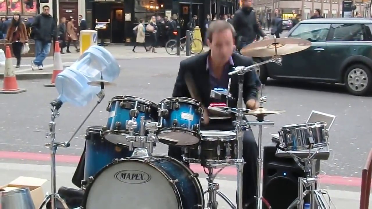 Oded Kafri playing insane Drum&Bass at Liverpool Street Station