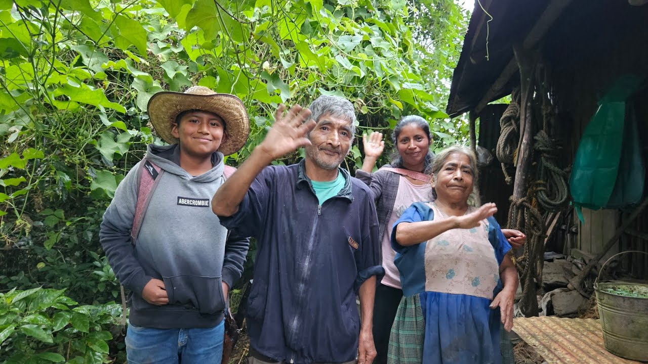ELLOS VIVEN SOLOS EN MEDIO DE LA SELVA, lejos de la civilizaci&oacute;n