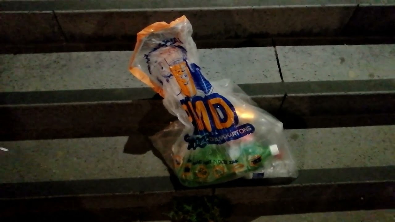 in de nacht flesjes zoeken in het centrum.€9,75 😎✋