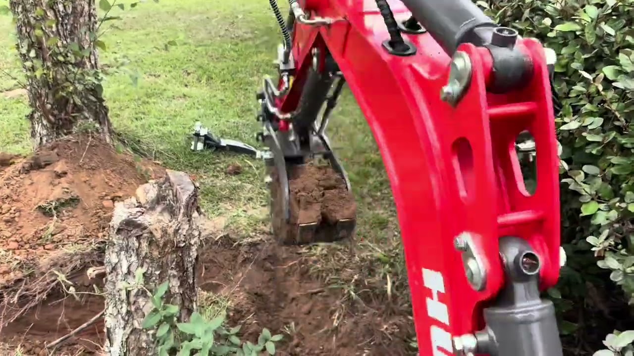 Digging stumps with a Chinese mini excavator -  Huayee hy14c