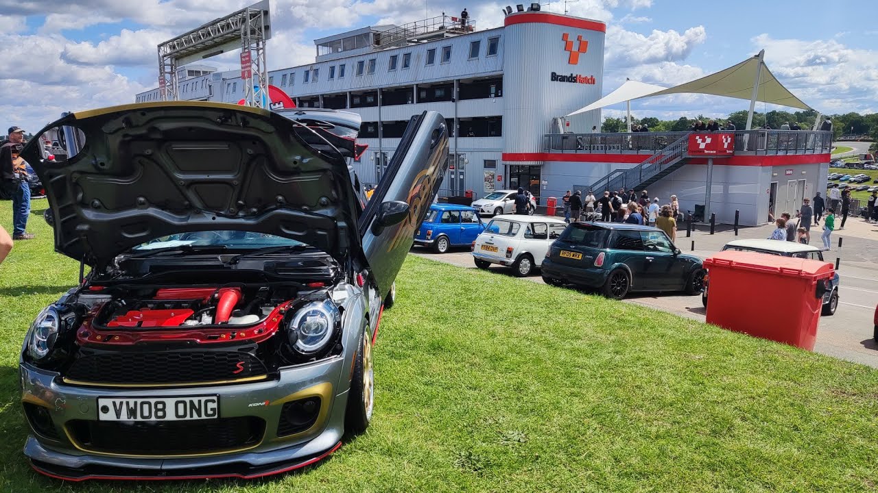Minis everywhere !! (Mini festival at Brands Hatch)
