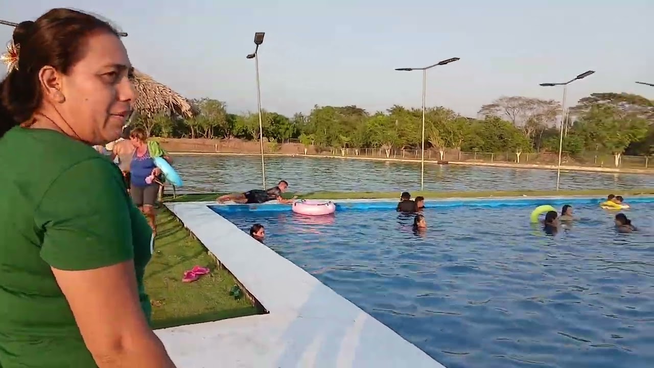 ASI SE DISFRUTA DE UNA MINUTA SALVADOREÑA ENTRE  AMIGOS 