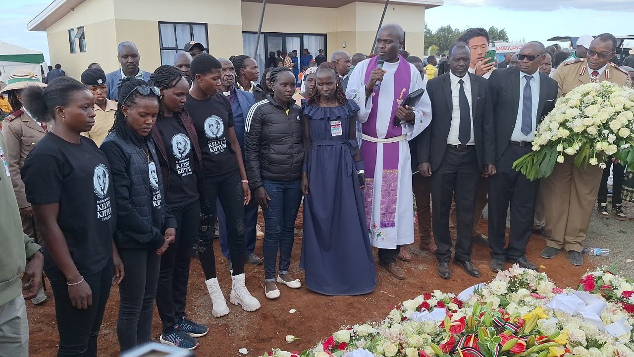 ATHLETICS BIDDING GOODBYE TO KIPTUM  |  EMOTIONAL ATHLETICS SAYING GOODBYE BY PUTTING FLOWERS