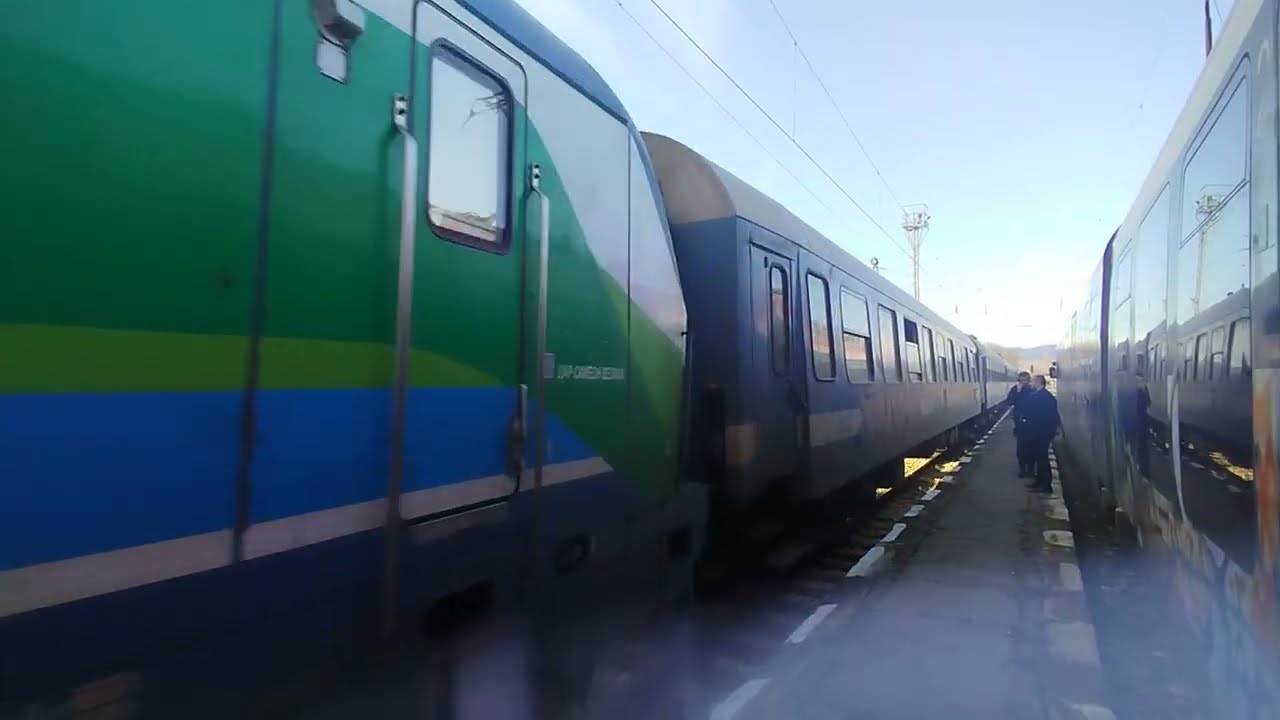 БВ 8613 (София - Бургас) пристига на гара Костенец за среща с БВ 1622 (Пловдив - София)