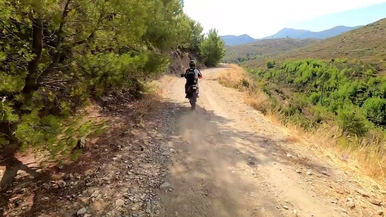 &Tau;&omicron;&upsilon;&rho;&iota;&sigma;&tau;&iota;&kappa;ή enduro &beta;ό&lambda;&tau;&alpha; &sigma;&tau;&eta;&nu; &Pi;&epsilon;&nu;&tau;έ&lambda;&eta; (&omicron;&chi;&iota; &mu;&omicron;&nu;&omicron;&pi;ά&tau;&iota;&alpha;)