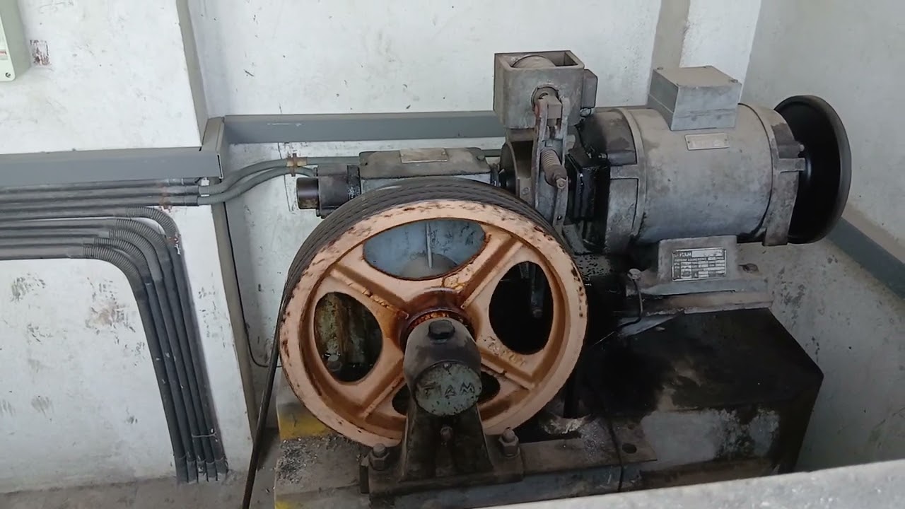 motore ascensore  SIAS 350 dalľ inizio alla fine operazione per 5 piani. #lift #elevator