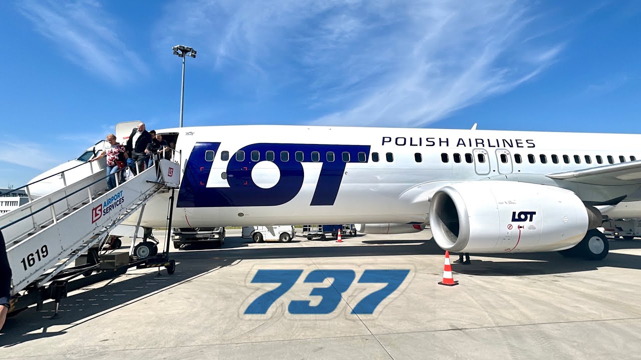 LOT Polish Airlines Boeing 737 🇫🇷 Paris CDG to Warsaw 🇵🇱 [FULL FLIGHT REPORT]