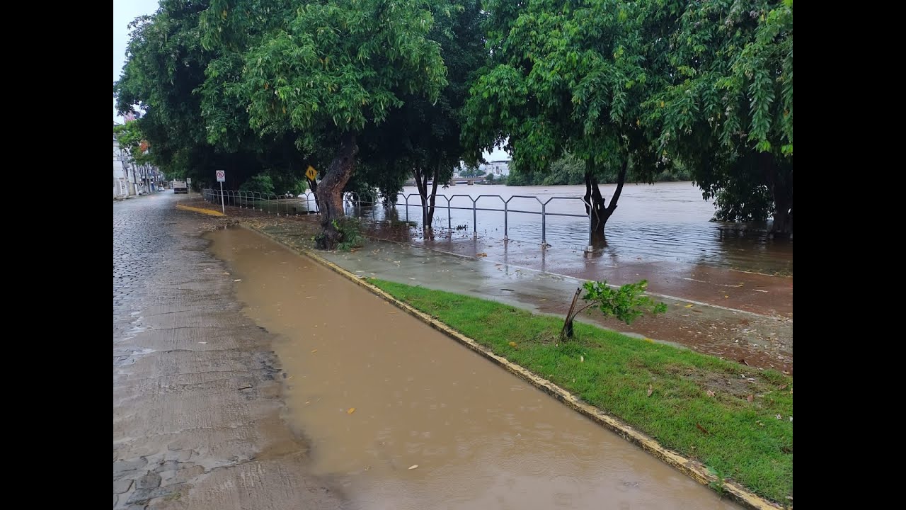 ENCHENTE EM ITAPERUNA-PREVIS&Atilde;O DA DEFESA CIVIL  (V&iacute;deo Publicado pela Prefeitura de Itaperuna)