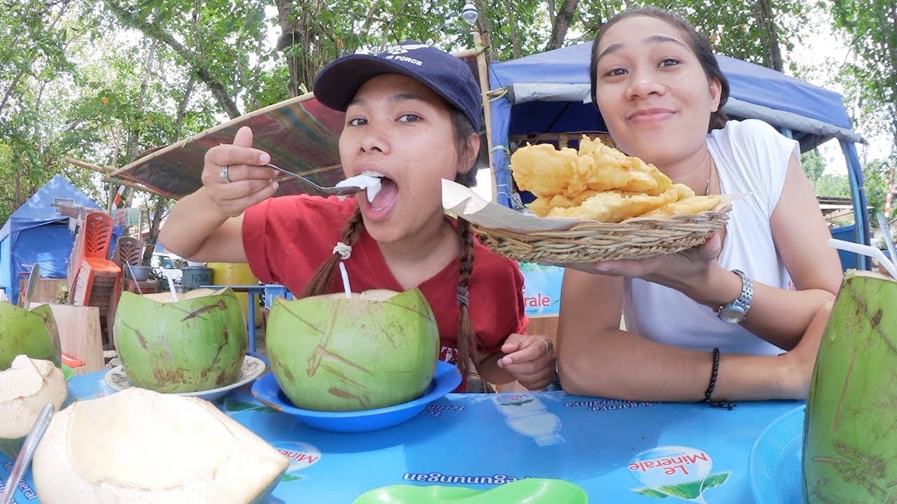 NIKMATI KELAPA MUDA DAN PISANG GORENG DI PANTAI MALALAYANG