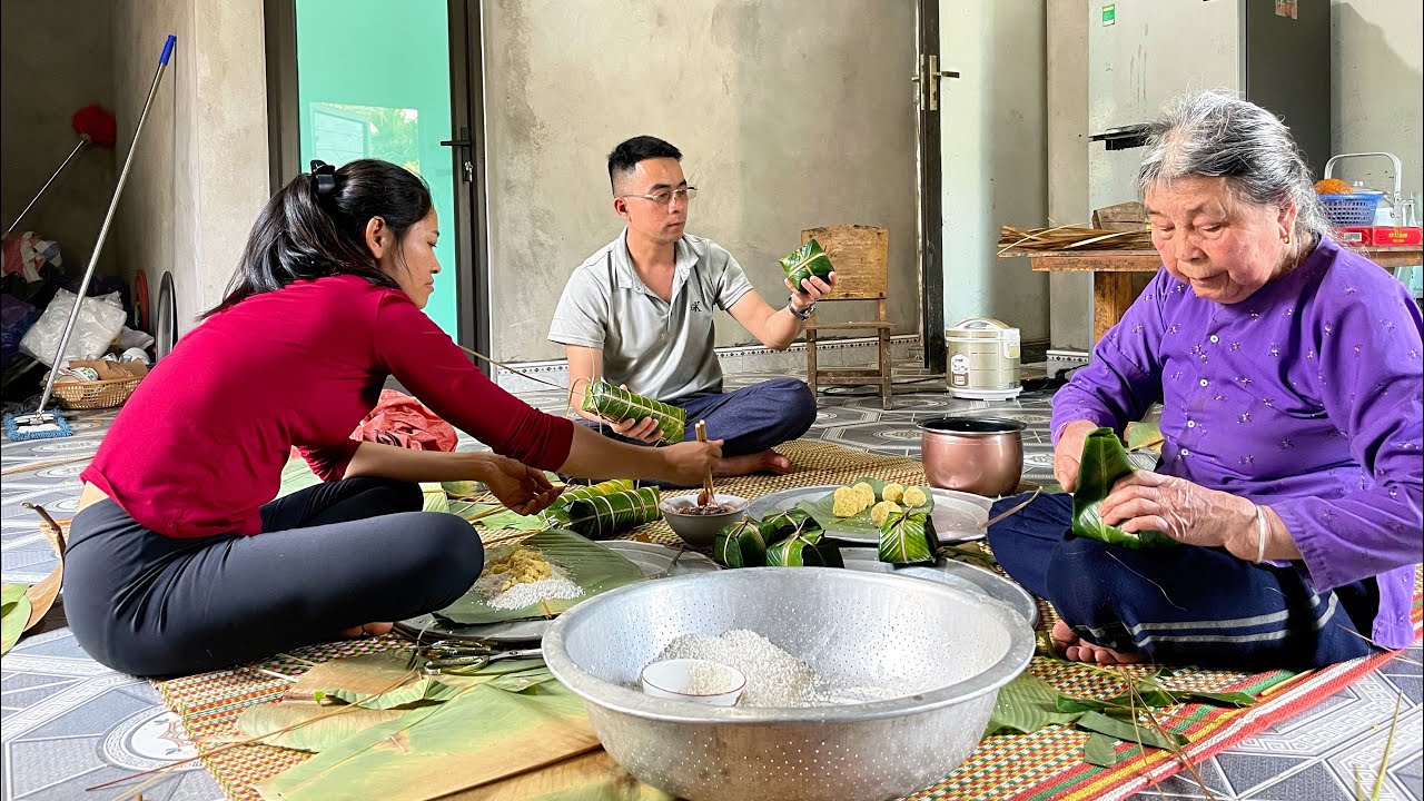 How to wrap banh chung (Vietnamese rice cakes) from Hoang Ly Tieu Yen's grandmother.
