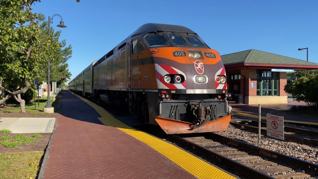 Metra 405 leads an outbound train on the CP Elgin sub