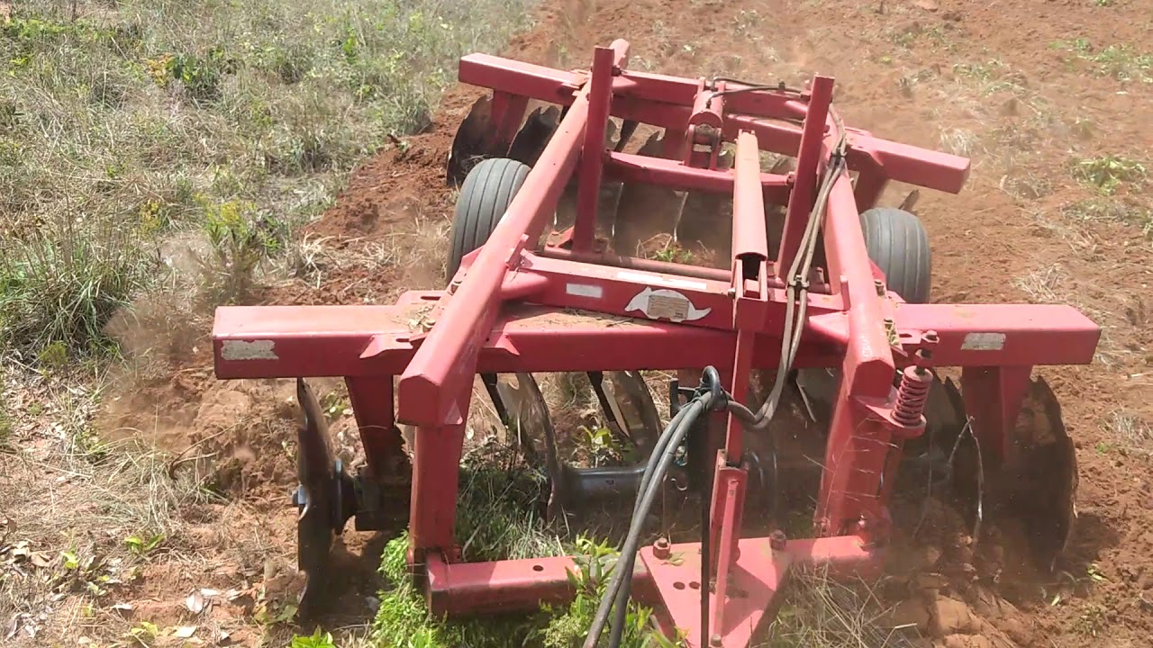Grade aradora pesada 16/32 no terreno arenoso