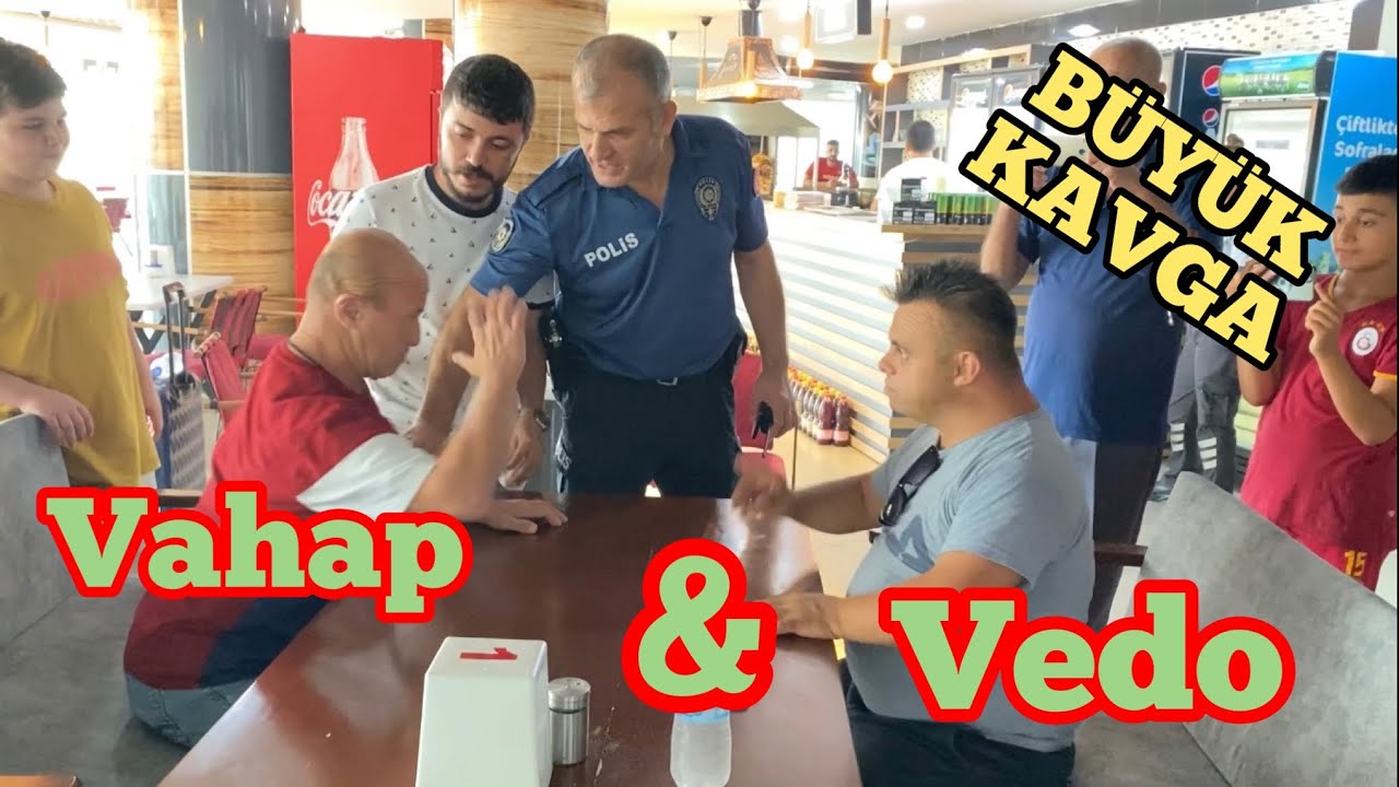 Vedo ve Vahap bilek güreşi.