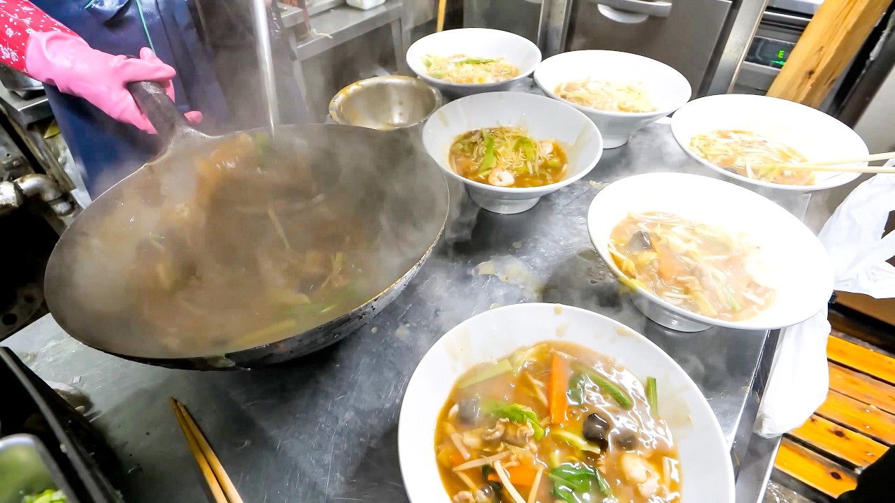 Amazing Teamwork! Japanese Couple Runs a NON-STOP Ramen Shop for 32 Years.