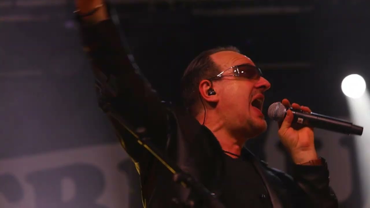 U2 REVOLUTION - SUNDAY BLOODY SUNDAY