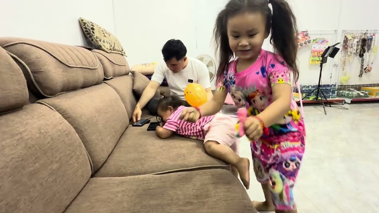 25 กุมภาพันธ์ 2569 ลูกสาวทั้งสองรอพ่อกลับมาแทนทำงาน ￼￼
