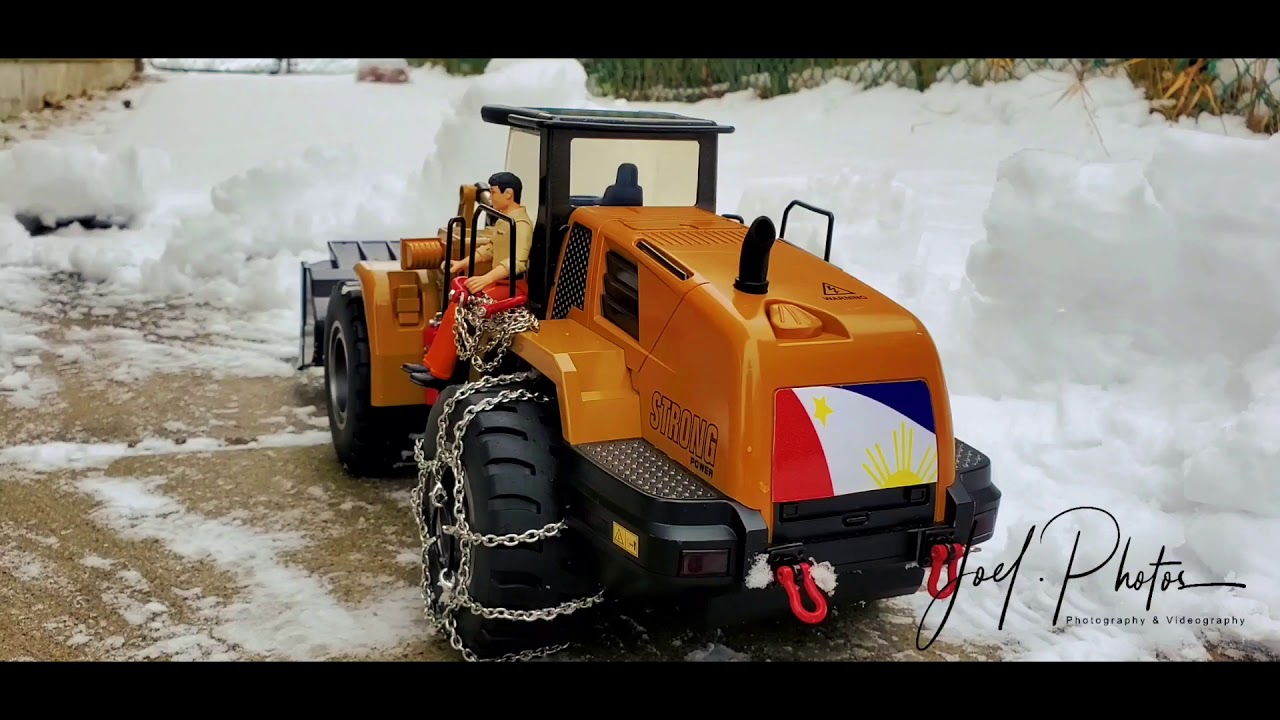 Huina 1583 working on the snow.