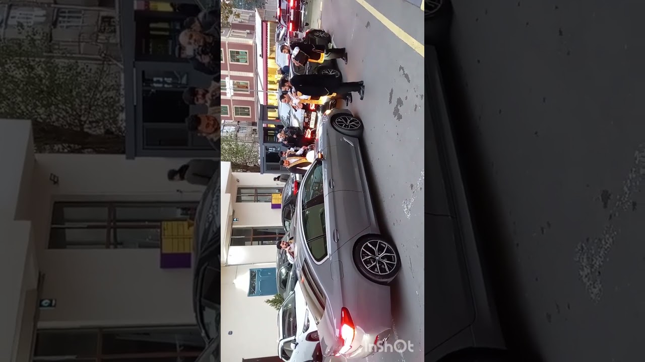 Свадебный кортеж в одном из дворов Баку