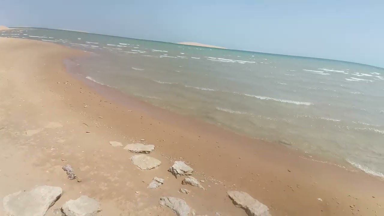 مستوي المياه في بحيرة باريس في الوادي الجديد بصحراء مصر ومدي انخفاض المياه في البحيرة افقي ورأسي