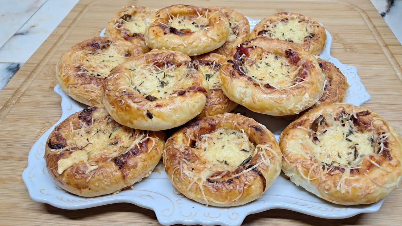 فطائر مالحة بعجينة خفيفة رطبة وقطنية بحشوة لديدة