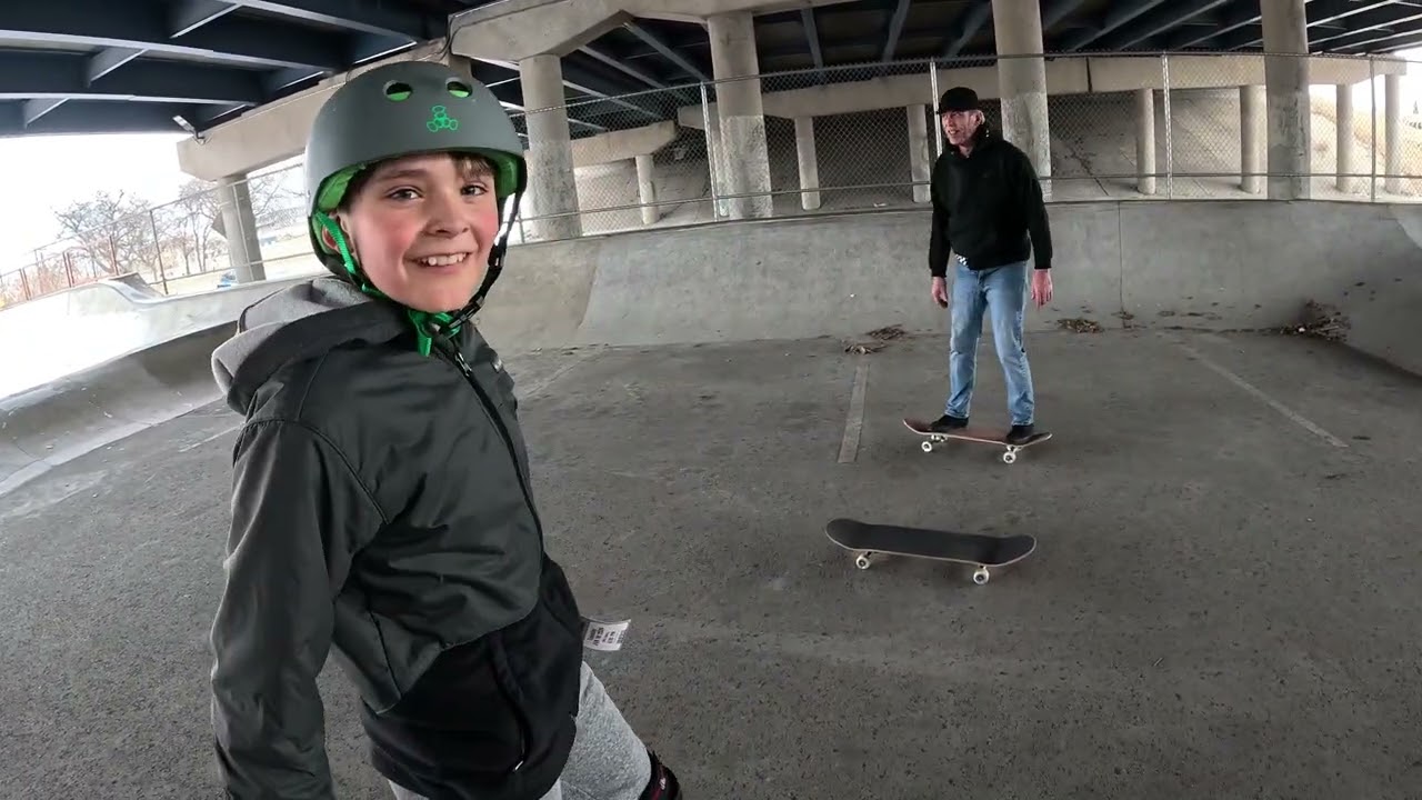 Learning to skateboard week 7 (I learn a few tricks) #skateboarding
