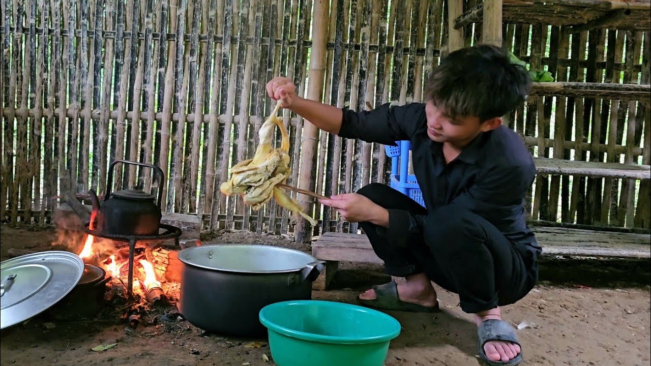 Homeless boy and poor girl go alone to pick bananas to sell and butcher chicken to cook