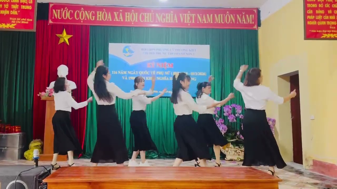 Múa hẹn hò đêm trăng - nhóm sao mai thanh sơn
