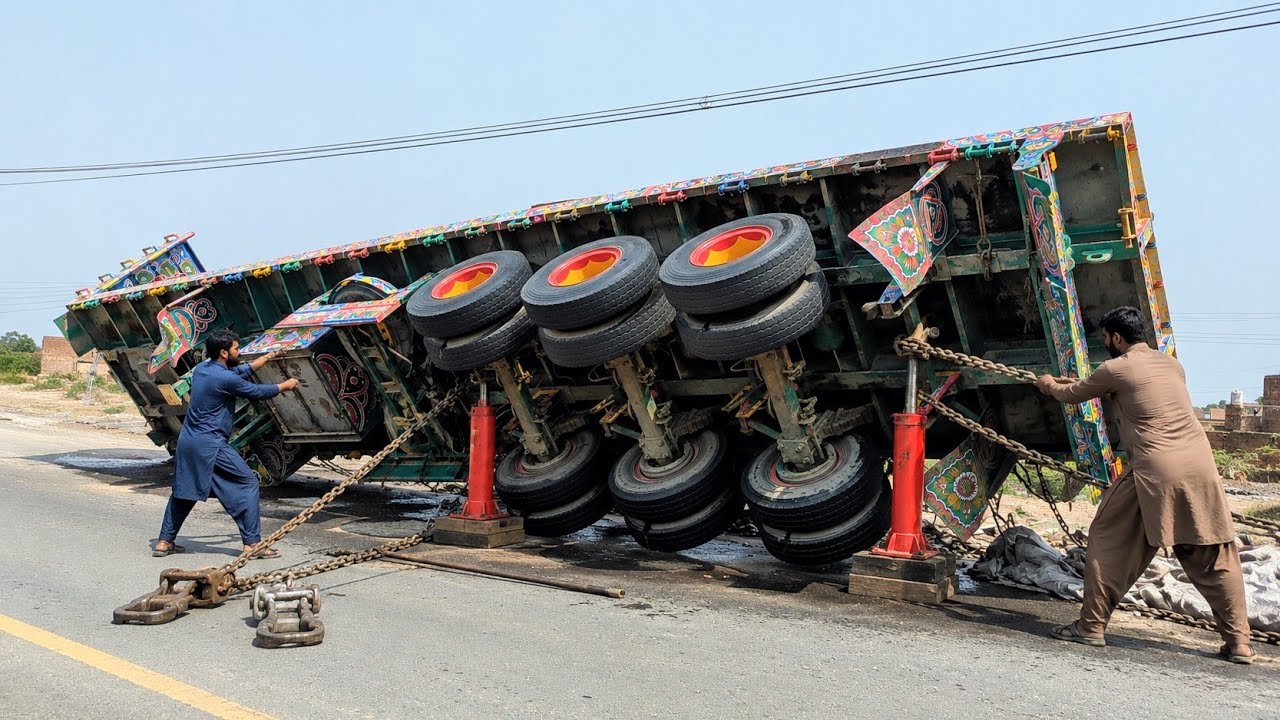 Emergency Loaded Truck Repair in the Middle of the Road | Amazing Pakistan Mechanic Recover Truck 