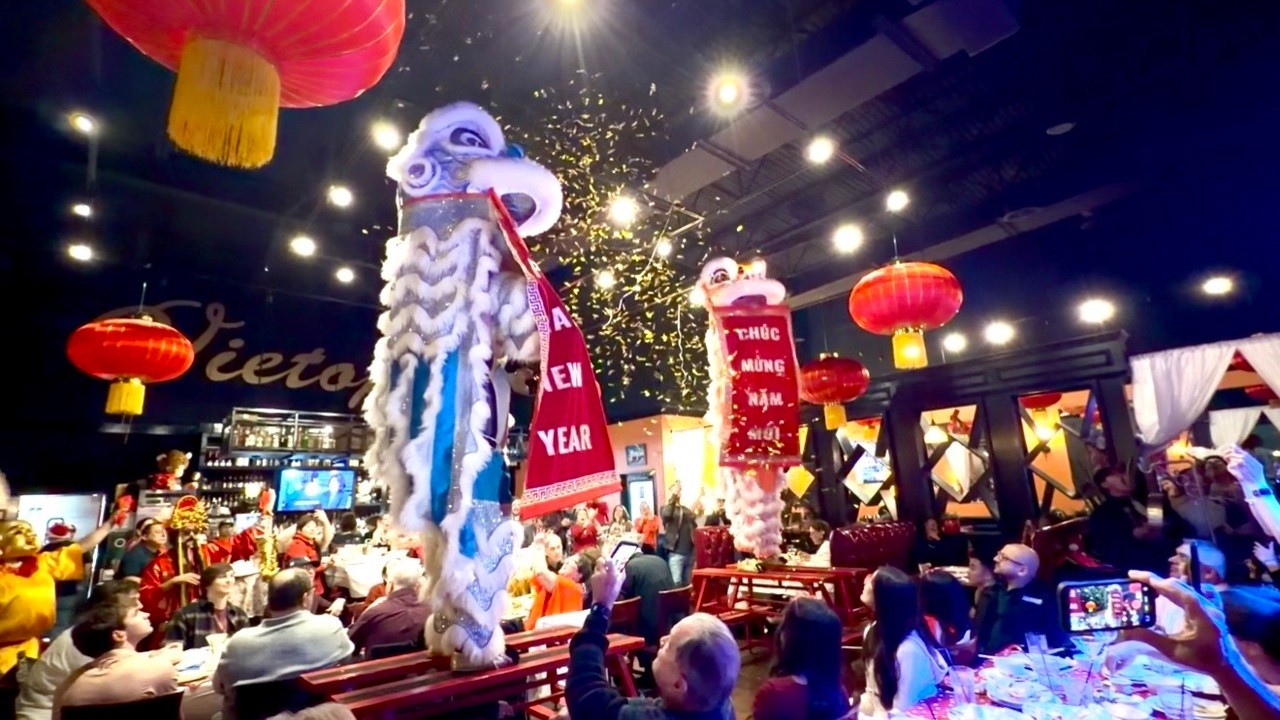 2026 Đoàn lân GĐPT Linh Sơn trình diễn tại Vietopia/Linh Son lion dance at Vietopia restuarant