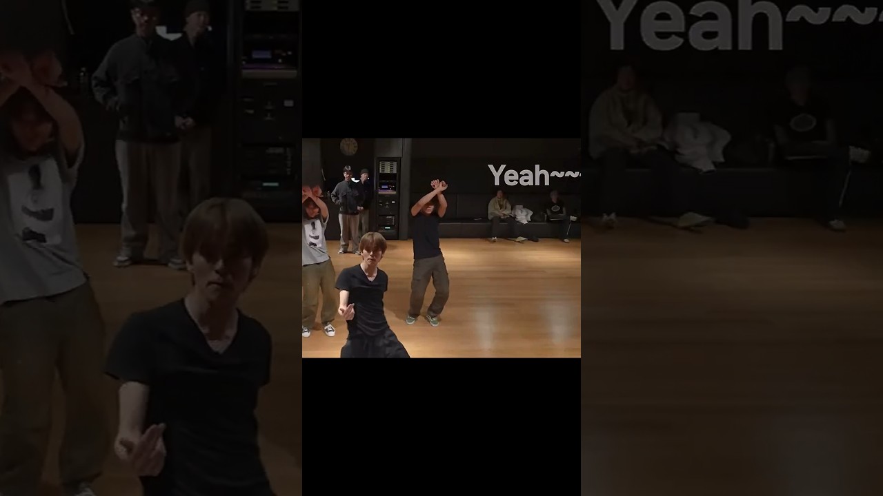 R5 performing &lsquo;MOVE&rsquo; in front of T5!😂 #TREASURE #트레저 #kpop #shorts #fyp