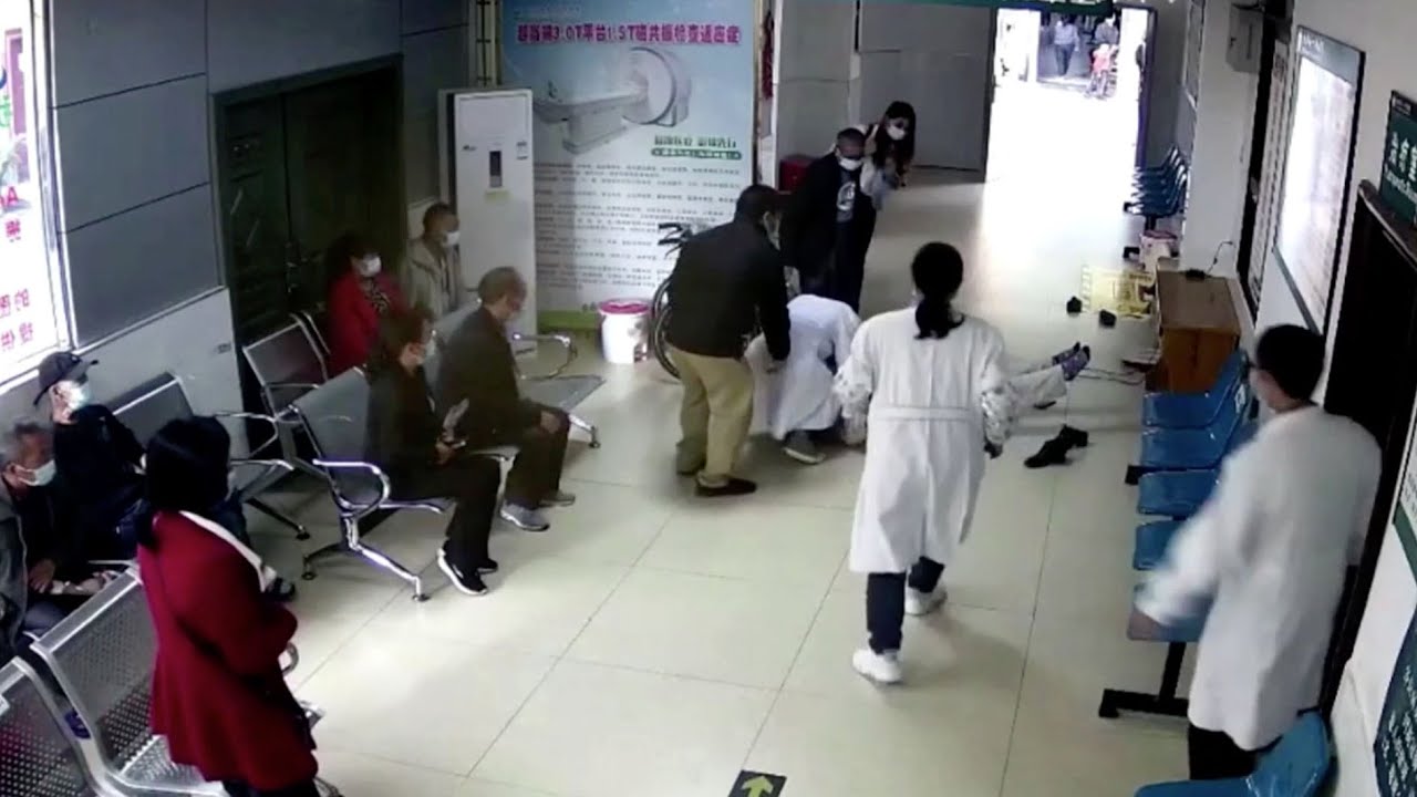 Doctors rush to help patient who falls suddenly on hospital floor