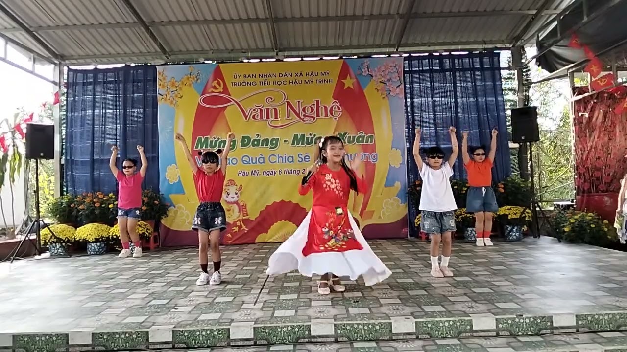 Khánh Thy với ca khúc: Chuyện cũ mình bỏ qua. Đạt giải A của khối 1, 2, 3.