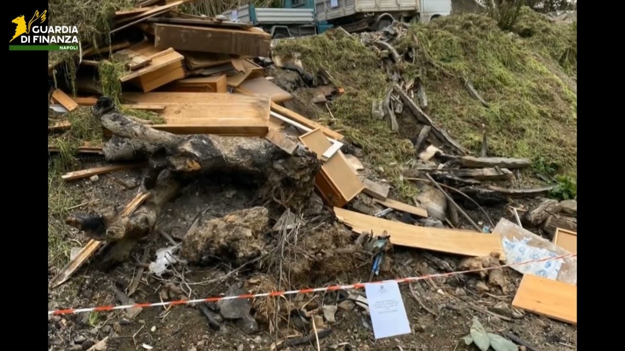 Area abusiva adibita a stoccaggio di rifiuti, arriva la Finanza: discarica sequestrata/VIDEO