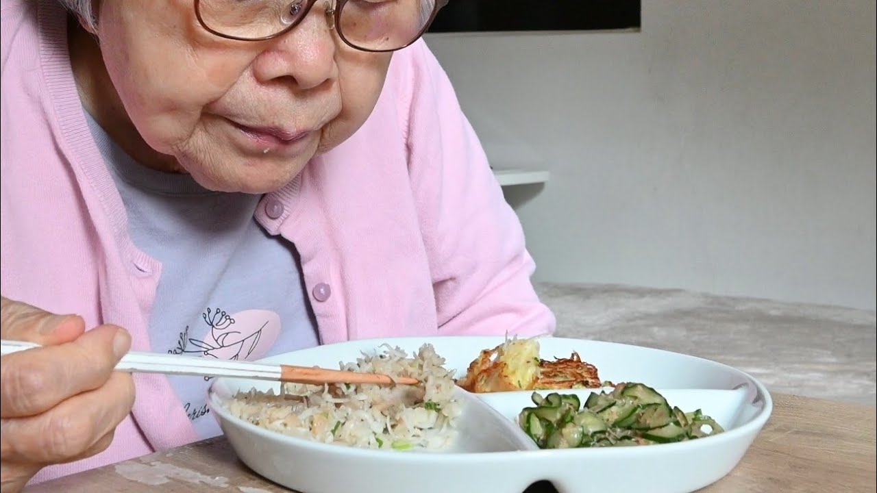 Meal Of The Day with My Lovely Granny 😋 | Whitebait Rice - Cabbage pancakes - Sesame Cucumber Salad
