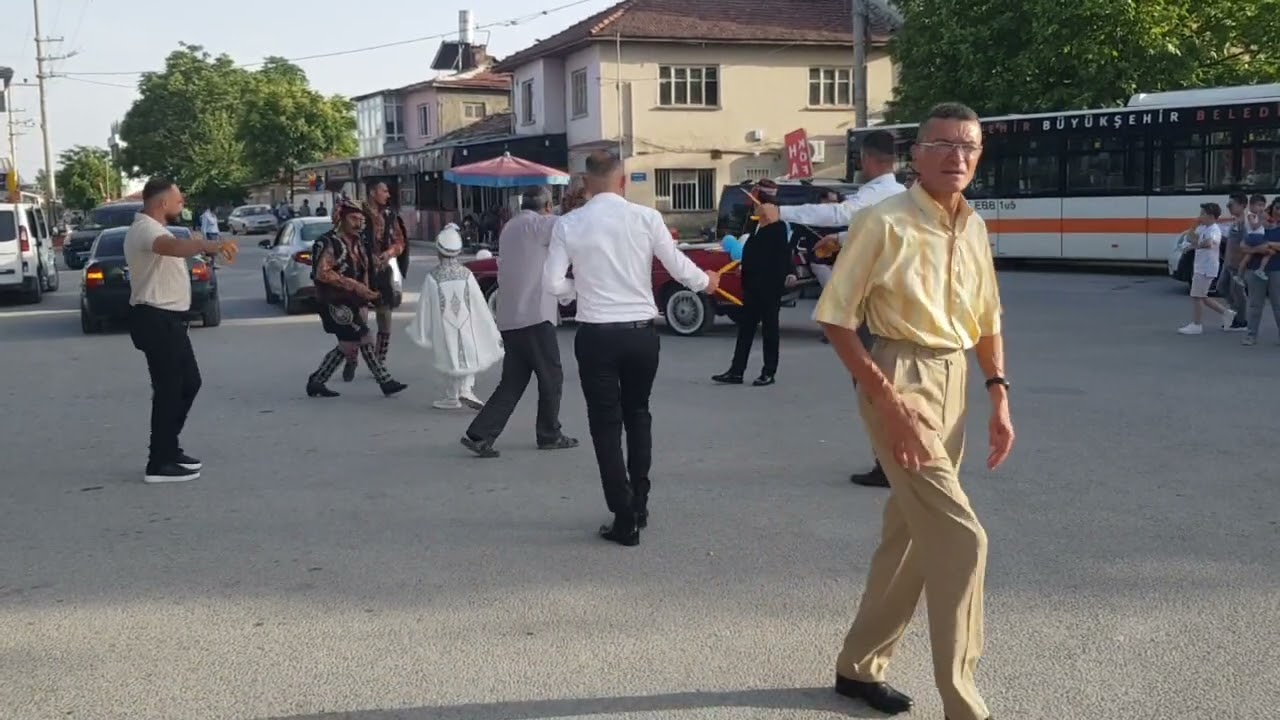 Eskişehir Muttalıp köyü meydanında Zeybek gösterisi.