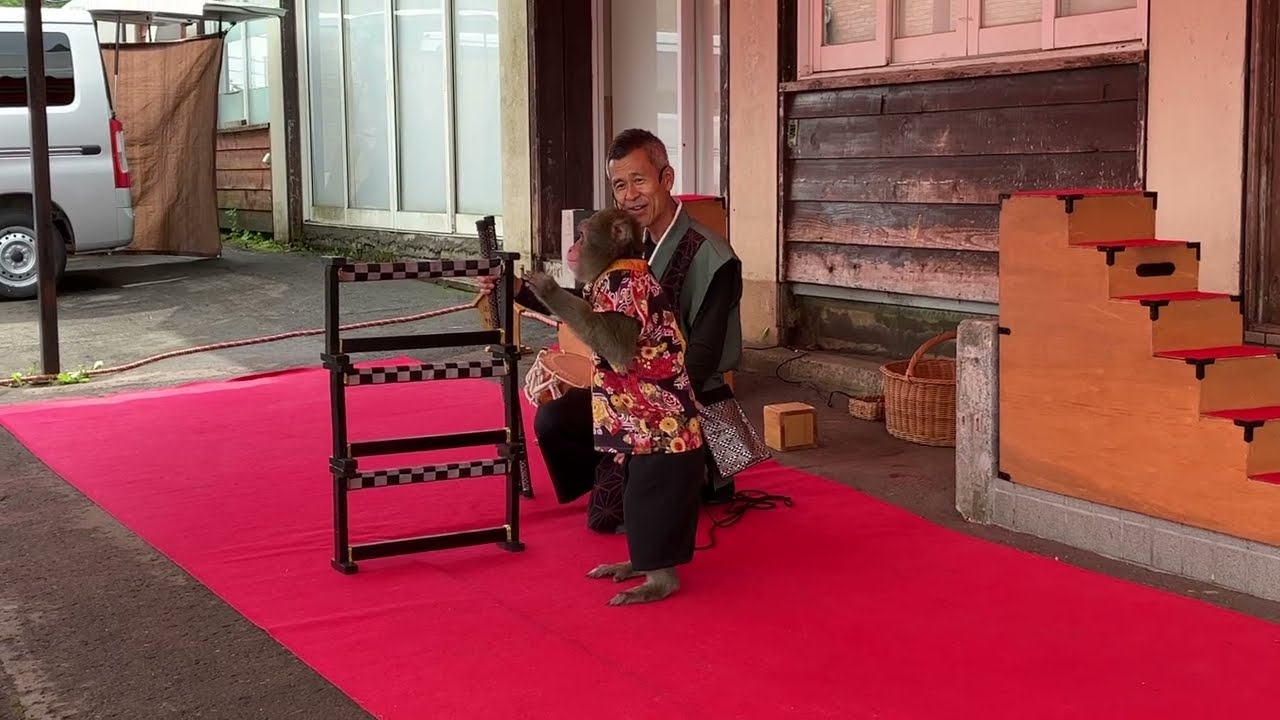 道の駅望羊中山の猿回し(二助三助) 竹馬ハイジャンプ