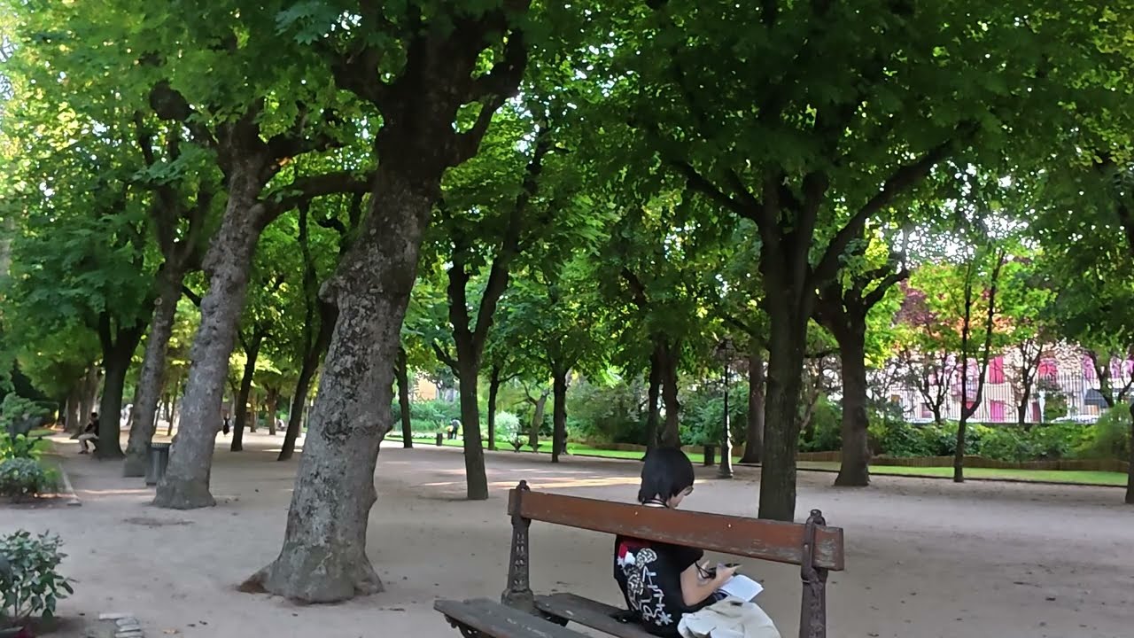 Studying some French at Jardin Henri Vinay  in Le Puy_坐在法國 Le Puy Henri Vinay Garden讀法文