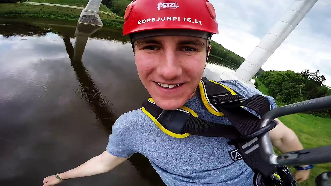 Andrius Dirmantas, &Scaron;uolis su virve @ Baltosios Rožės tiltas, Alytus www ropejumping lt